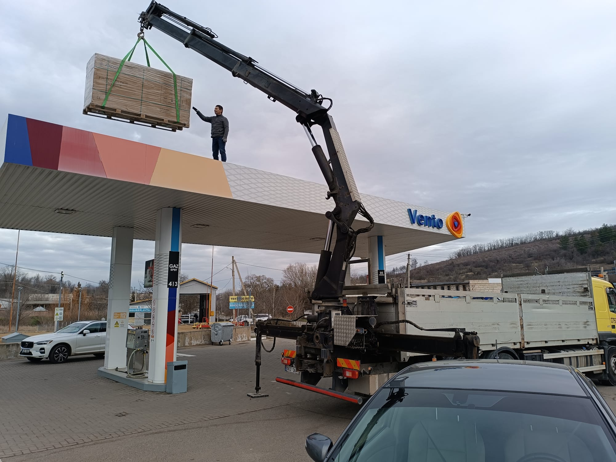 Echipa Macara.md operând manipulatorul